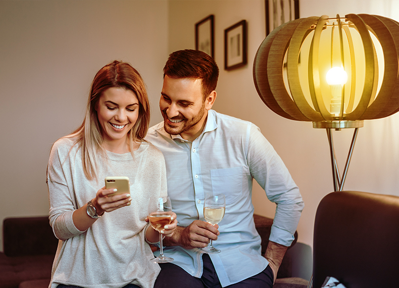 "A automação da Hedigma mudou nossa percepção de morar bem. Ter as cenas de iluminação e o som ambiente integrados à segurança nos dá uma tranquilidade enorme. Foi o melhor investimento que fizemos na reforma do nosso apartamento". Juliana e Paulo K -  clientes